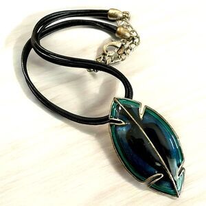 CHICO'S ENAMEL LEAF CHOKER LAGENLOOK W/ADJUSTABLE BLACK CORD